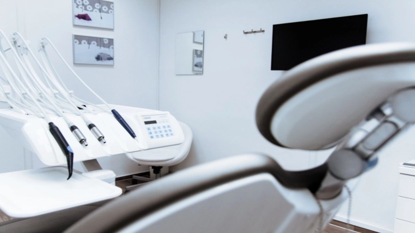 acuzatii grave la adresa unui dentist din botosani servicii fictive pentru elevi decontate ilegal de stat