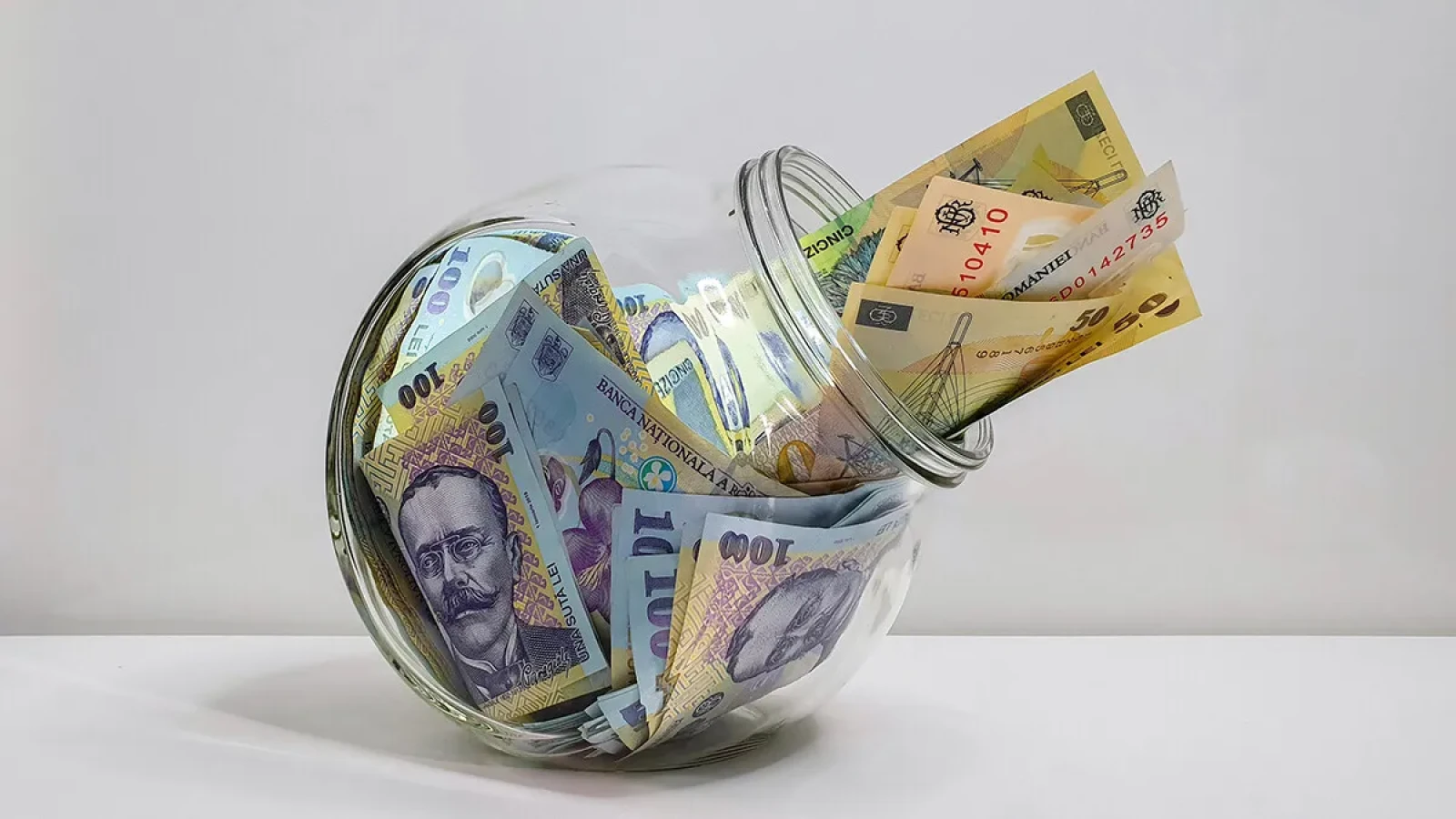 aproape jumatate dintre romani reusesc sa economiseasca sub 500 de lei pe luna