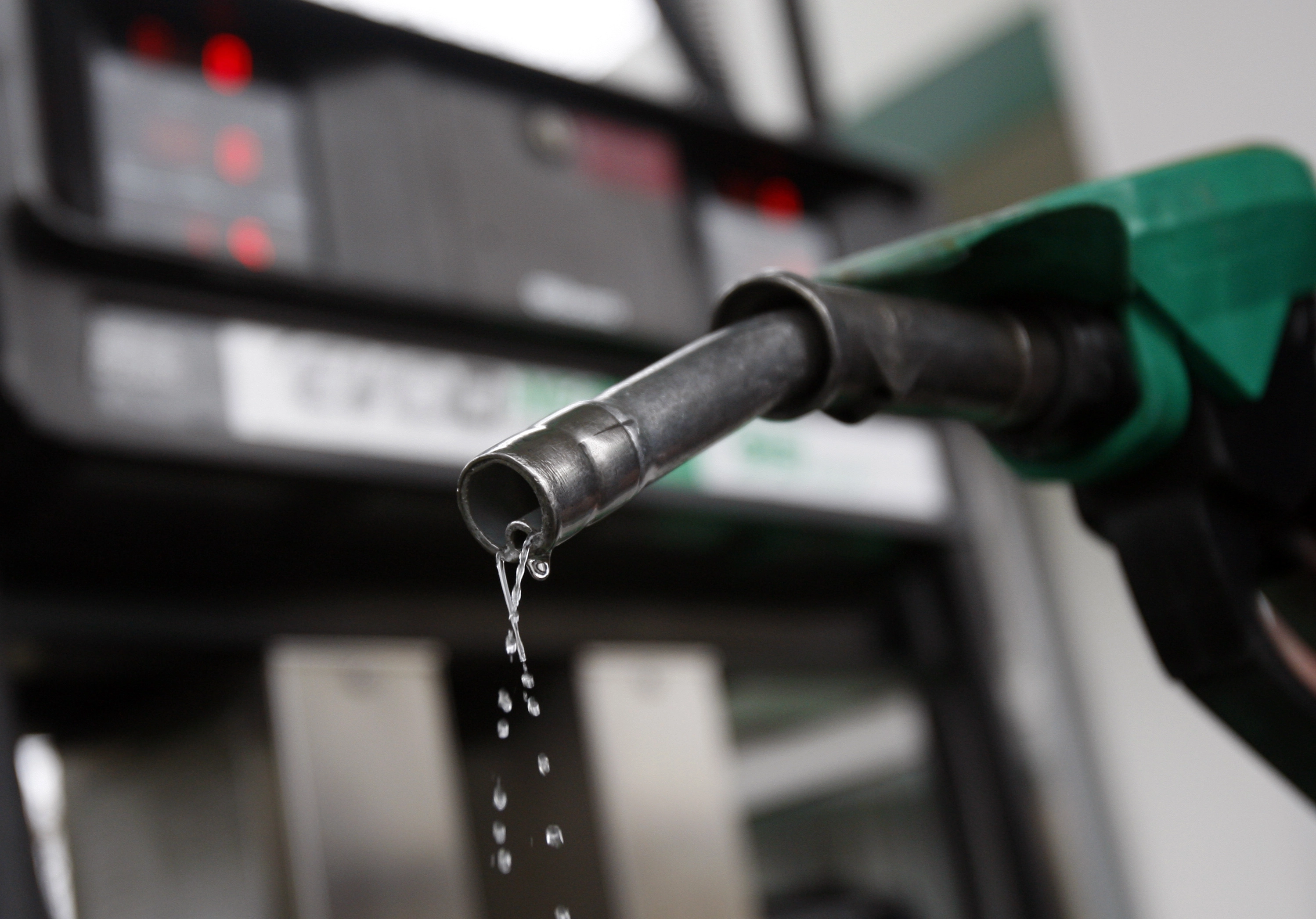 carburantii se pot scumpi in romania desi stocurile asigura aprovizionarea pe cateva luni