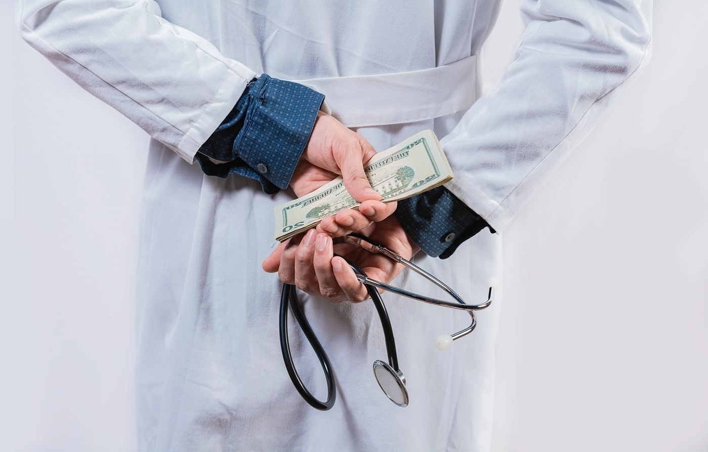 cardiolog de la spitalul sfantul spiridon din iasi trimis in judanta pentru mita