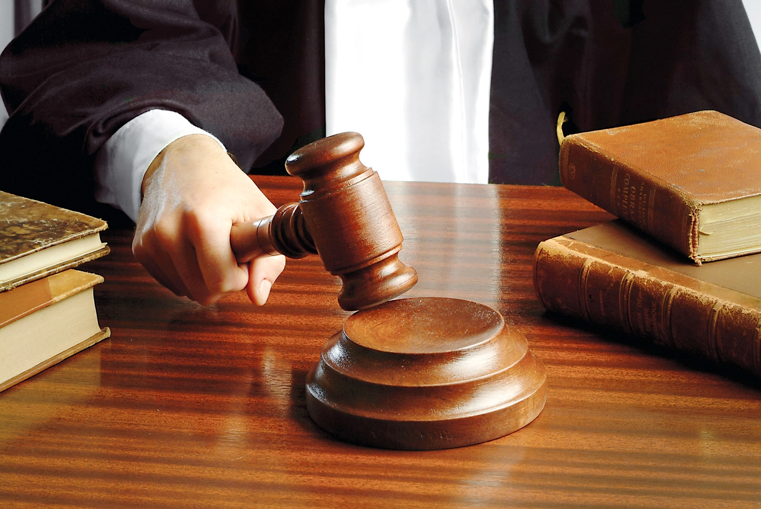 condamnare la inchisoare pe viata pentru faptul de omor cu toporul asupra partenerei insarcinate