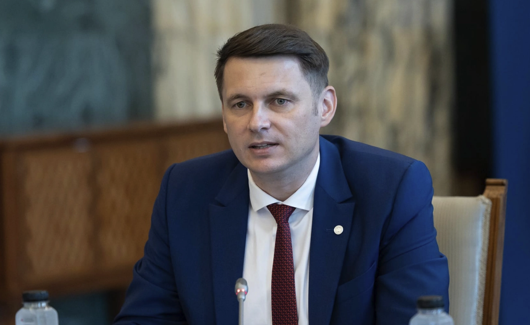 mircea abrudean il apara pe premierul ilie bolojan in fata criticilor psd nu promite ci aduce vestile proaste
