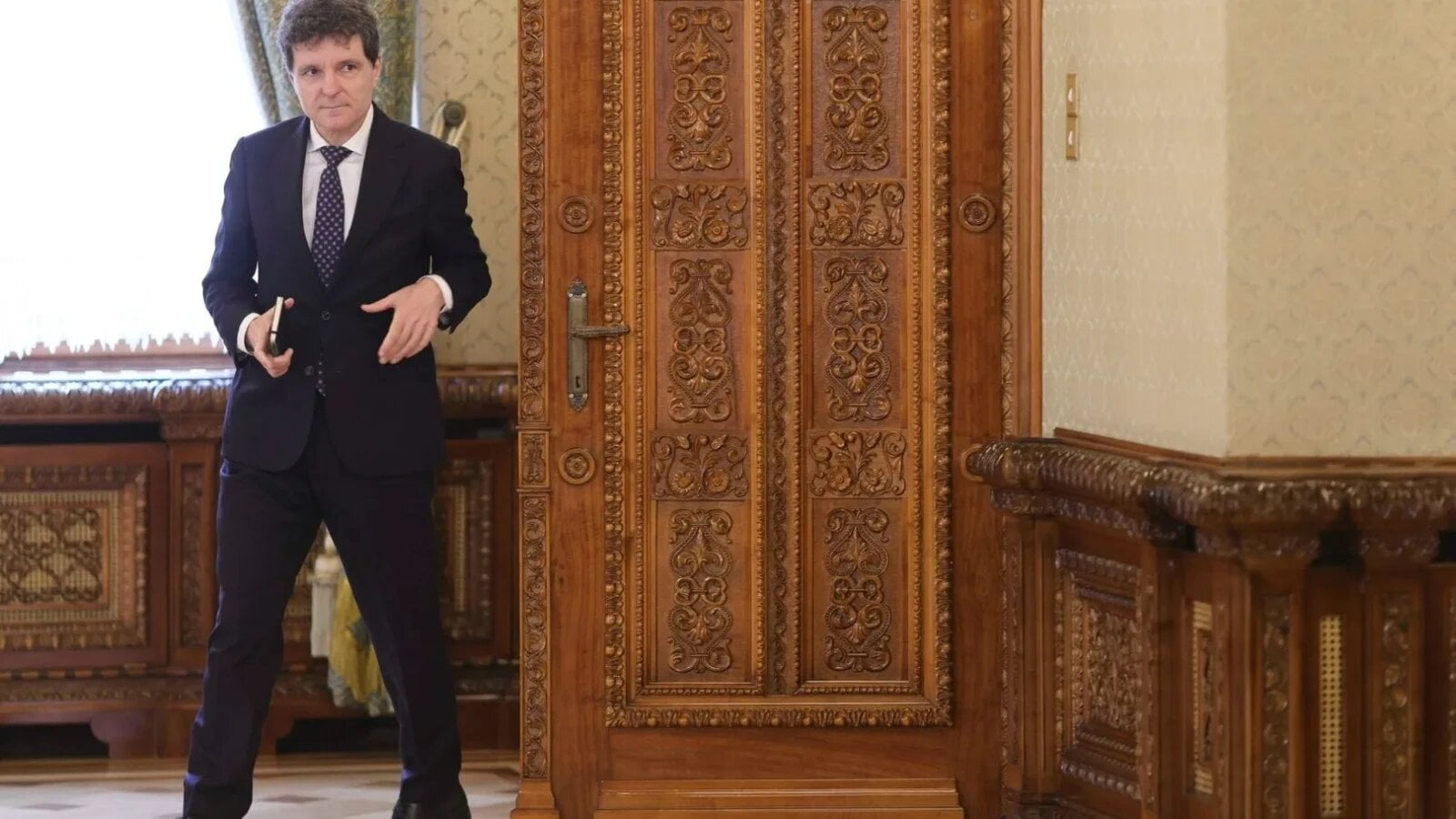 negocieri decisive la cotroceni pentru legea salarizarii planul lui nicusor dan de a salva fondurile pnrr