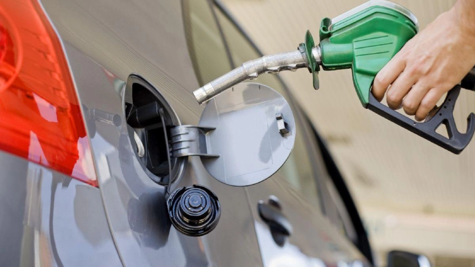 preturile carburantilor urca rapid motorina premium a depasit 11 lei pe litru