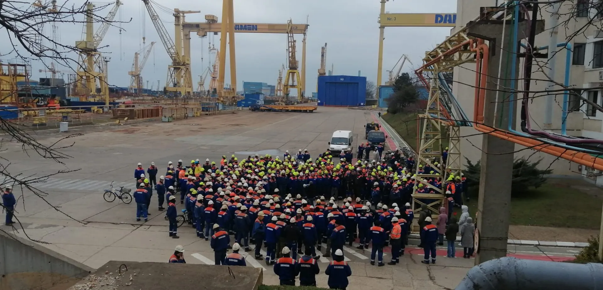 protest spontan la santierul naval mangalia din cauza salariilor neplatite de doua luni
