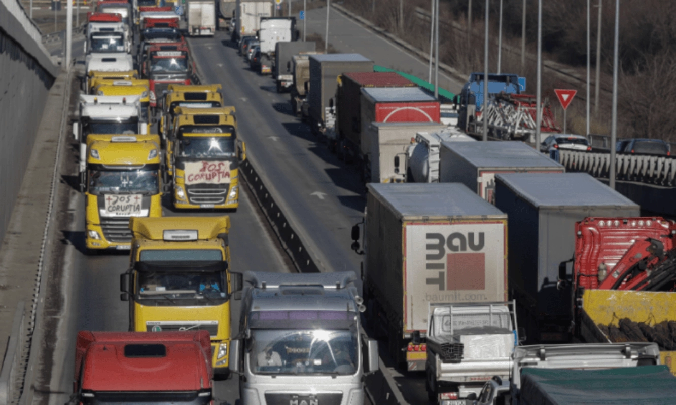 transportatorii avertizeaza ca economia este amenintata de explozia pretului la motorina si cer actiune guvernamentala urgenta